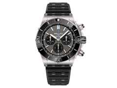 Breitling Super Chronomat B01 44 Automatik graues Zifferblatt schwarzes Kautschukband – Herrenuhren Chronograph aus Kautschuk, Keramik und Titan. Das Gehäuse ist rund und grau. Das Kautschuk / Kunststoff / Silikon Armband ist schwarz. Das Zifferblatt ist ein Index in anthrazit.