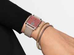 Nomos Glashütte Tetra Origins Terra Handaufzug Edelstahl 29,5mm rotes Zifferblatt graues Lederband Stahlboden – Damenuhren Uhr ohne Datum aus Edelstahl und Leder. Das Gehäuse ist quadratisch und silber. Das Lederarmband ist grau. Das Zifferblatt ist arabisch Index und rot. – Ansicht 12