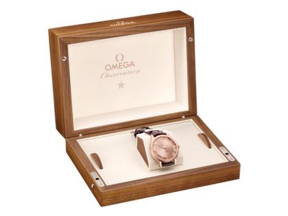 Omega Constellation Observatory Automatik Rotgold 39mm rotgoldenes Zifferblatt rotes Lederband – Herrenuhren Uhr ohne Datum aus 750 Rotgold und Leder. Das Gehäuse ist rund und rotgold. Das Lederarmband Kroko / Alligator ist rot. Das Zifferblatt ist ein Index in rotgold. – Ansicht 4