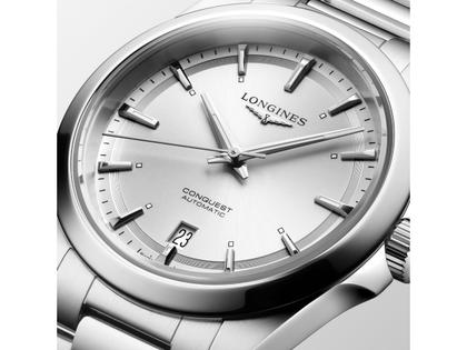 Longines Conquest Automatik Edelstahl 38mm silberfarbenes Zifferblatt Metallband – Herrenuhren Uhr mit Datum aus Edelstahl. Das Gehäuse ist rund und silber. Das Edelstahlarmband ist silber. Das Zifferblatt ist ein Index in silber. – Ansicht 2