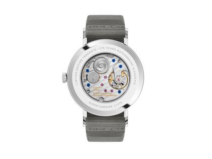 Nomos Glashütte Tangente 38 Datum "175 Years Watchmaking - Super Sardine" Handaufzug Edelstahl blaues Zifferblatt graues Textilband Glasboden – Herrenuhren Uhr mit Datum aus Edelstahl. Das Gehäuse ist rund und silber. Das Textilarmband ist grau. Das Zifferblatt ist arabisch Index und blau. – Ansicht 2