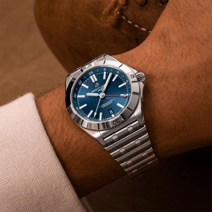 Breitling Chronomat Automatic GMT 40 Edelstahl blaues Zifferblatt Metallband – Herrenuhren Uhr mit Datum aus Edelstahl. Das Gehäuse ist rund und silber. Das Edelstahlarmband ist silber. Das Zifferblatt ist ein Index in blau. – Ansicht 4