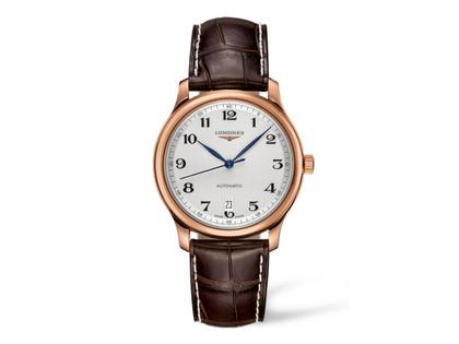 Longines Master Collection Automatik 38 mm roségold silberfarben arabisch Lederband – Herrenuhren Uhr mit Datum aus 750 Gelbgold. Das Armband ist ein Lederarmband Kroko / Alligator. Der Zifferblatt ist arabisch.