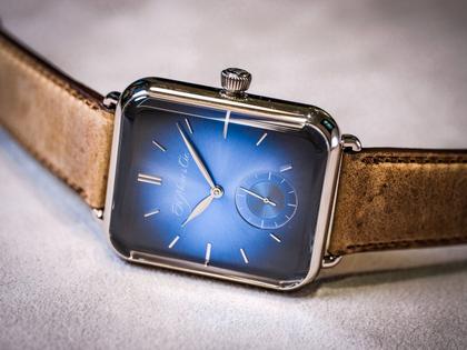 H. Moser & Cie. H. Moser Swiss Alp Watch Small Second Handaufzug Weißgold Funky Blue Fumé Double Hairspring Limited Edition – Herrenuhren Uhr ohne Datum aus 750 Weißgold. Das Gehäuse ist rechteckig und silber. Das Lederarmband Kroko / Alligator ist braun. Das Zifferblatt ist ein Index in blau. – Ansicht 2
