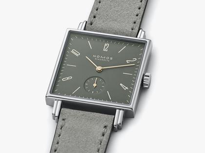 Nomos Glashütte Tetra Sinfonie Ode an die Freude Handaufzug 29mm graues Zifferblatt graues Lederband – Damenuhren Uhr ohne Datum aus Edelstahl. Das Gehäuse ist quadratisch und silber. Das Lederarmband ist grau. Das Zifferblatt ist arabisch Index und grün. – Ansicht 2
