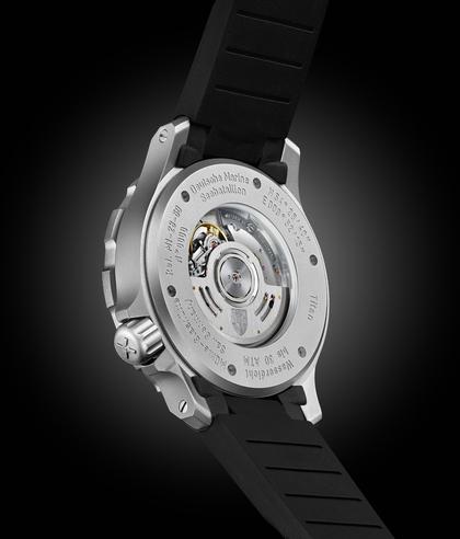 Mühle Glashütte Seebataillon GMT Automatik Titan 45mm blaues Zifferblatt schwarzes Kautschukband – Herrenuhren Uhr mit Datum aus Kautschuk und Titan. Das Gehäuse ist rund und silber. Das Kautschuk / Kunststoff / Silikon Armband ist schwarz. Das Zifferblatt ist ein Index in blau. – Ansicht 5