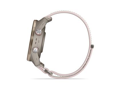 Garmin Approach S72 Titan Grau-DLC 43mm digitales Display graues Textilband – Herrenuhren Uhr Multifunktion aus Keramik und Kunststoff. Das Gehäuse ist rund und grau. Das Textilarmband ist grau. Das Zifferblatt ist digital und schwarz. – Ansicht 3