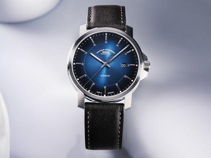Mühle Glashütte 29er Casual Automatik Edelstahl 42,4mm blaues Zifferblatt braunes Lederband – Herrenuhren Uhr mit Datum aus Edelstahl und Leder. Das Gehäuse ist rund und silber. Das Lederarmband ist blau. Das Zifferblatt ist ein Index in braun. – Ansicht 3