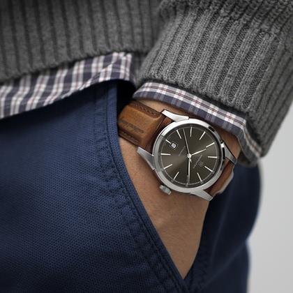 Hamilton American Classic Spirit of Liberty Auto Edelstahl graues Zifferblatt braunes Lederband – Herrenuhren Uhr mit Datum aus Edelstahl. Das Gehäuse ist rund und silber. Das Lederarmband ist braun. Das Zifferblatt ist arabisch Index und grau. – Ansicht 3