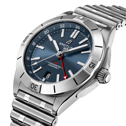 Breitling Chronomat Automatic GMT 40 Edelstahl blaues Zifferblatt Metallband – Herrenuhren Uhr mit Datum aus Edelstahl. Das Gehäuse ist rund und silber. Das Edelstahlarmband ist silber. Das Zifferblatt ist ein Index in blau. – Ansicht 3