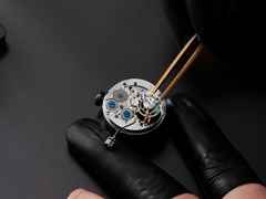 Frederique Constant Manufacture Classic Tourbillon Automatik Edelstahl 39mm grünes Zifferblatt braunes Lederband limitiert – Herrenuhren Uhr ohne Datum aus Edelstahl und Leder. Das Gehäuse ist rund und silber. Das Lederarmband Kroko / Alligator ist braun. Das Zifferblatt ist ein Index in grün. – Ansicht 6