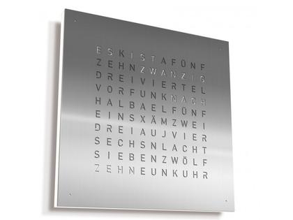 Qlocktwo Earth 45 Frontcover (ohne Uhr) Stainless Steel – Großuhren Wanduhr aus Edelstahl. Das Gehäuse ist quadratisch. Das Zifferblatt ist digital und silber.