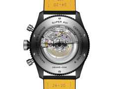 Breitling Super Avi B04 Chronograph GMT 46 Mosquito Night Fighter Automatik Keramik schwarzes Zifferblatt schwarzes Textilband – Herrenuhren Chronograph aus Edelstahl, Keramik, Leder und Titan. Das Gehäuse ist rund und silber. Das Lederarmband ist schwarz. Das Zifferblatt ist arabisch und schwarz. – Ansicht 2