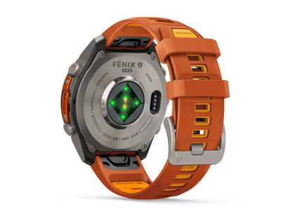 Garmin Fenix 9 Pro inReach Titan 47mm digitales Display orangefarbenes Silikonband – Herrenuhren Uhr Multifunktion aus Kautschuk und Titan. Das Gehäuse ist rund und grau. Das Kautschuk / Kunststoff / Silikon Armband ist orange. Das Zifferblatt ist digital und schwarz. – Ansicht 4