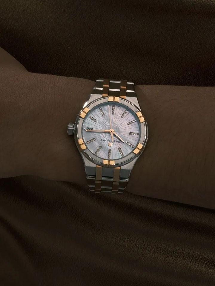 Maurice Lacroix Aikon Quarz Edelstahl 35mm weißes Zifferblatt zweifarbiges Metallband – Damenuhren Uhr mit Datum aus Edelstahl, PVD beschichtet und vergoldet. Das Gehäuse ist rund und silber-roségold. Das vergoldetes Edelstahlarmband ist silber-roségold. Das Zifferblatt ist ein Index in weiß. – Ansicht 2