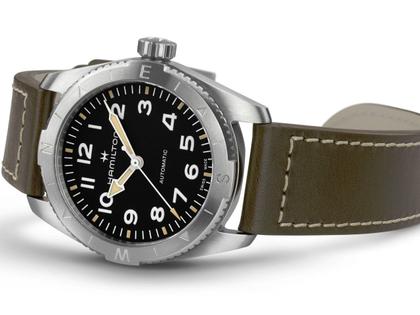 Hamilton Khaki Field Expedition Automatik Edelstahl 37mm schwarzes Zifferblatt olivgrünes Lederband – Herrenuhren Uhr ohne Datum aus Edelstahl und Leder. Das Gehäuse ist rund und silber. Das Lederarmband ist grün. Das Zifferblatt ist arabisch und schwarz. – Ansicht 2