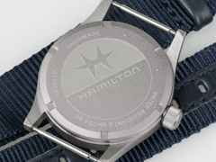Hamilton Khaki Field Quartz Edelstahl 33mm blaues Zifferblatt blaues NATO-Textilband – Damenuhren Uhr ohne Datum aus Edelstahl. Das Gehäuse ist rund und grau. Das Textilarmband ist blau. Das Zifferblatt ist ein Index in blau. – Ansicht 3