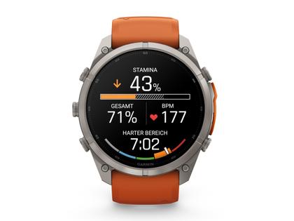 Garmin Fenix 9 Pro inReach Titan 51mm digitales Display orangefarbenes Silikonband – Herrenuhren Uhr Multifunktion aus Kautschuk und Titan. Das Gehäuse ist rund und grau. Das Kautschuk / Kunststoff / Silikon Armband ist orange. Das Zifferblatt ist digital und schwarz.