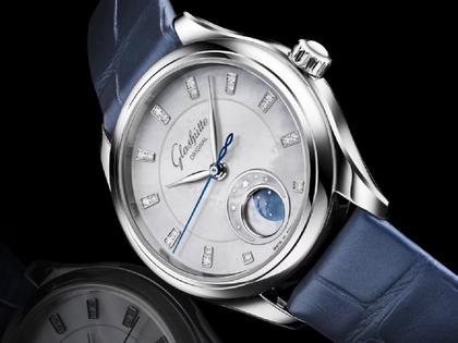 Glashütte Original Lady Serenade Luna Automatik Edelstahl 32,5mm weißes Perlmutt-Zifferblatt blaues Lederband – Damenuhren Uhr ohne Datum aus Edelstahl und Leder. Das Gehäuse ist rund und silber. Das Lederarmband Kroko / Alligator ist blau. Das Zifferblatt ist ein Index in weiß. – Ansicht 3