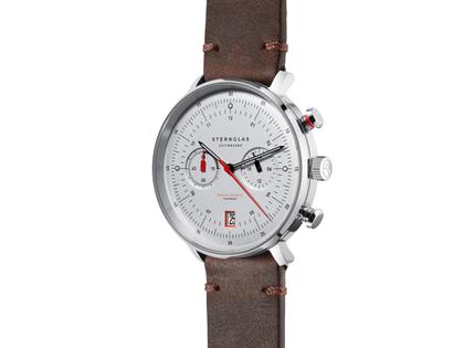 Sternglas Hamburg Chrono Quarz Edelstahl 42mm weißes Zifferblatt braunes Lederband – Herrenuhren Chronograph aus Edelstahl. Das Gehäuse ist rund und silber. Das Lederarmband ist braun. Das Zifferblatt ist arabisch Index und weiß. – Ansicht 2