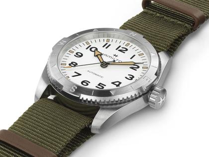 Hamilton Khaki Field Expedition Automatik Edelstahl 41mm weißes Zifferblatt olivgrünes Textilband – Herrenuhren Uhr ohne Datum aus Edelstahl. Das Gehäuse ist rund und silber. Das Textilarmband ist grün. Das Zifferblatt ist ein Index in weiß. – Ansicht 3