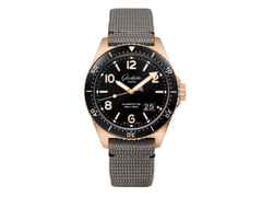 Glashütte Original SeaQ Panoramadatum Automatik Rotgold 43mm schwarzes Zifferblatt graues Textilband – Herrenuhren Uhr mit Datum aus 750 Rotgold. Das Gehäuse ist rund und roségold. Das Textilarmband ist grau. Das Zifferblatt ist arabisch Index und schwarz.