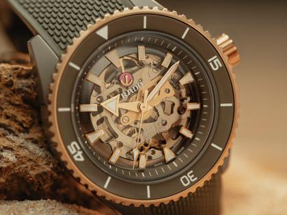 Rado Captain Cook High-Tech Ceramic Skeleton Automatik Keramik 43mm graues Zifferblatt olivgrünes Kautschukband – Herrenuhren Uhr ohne Datum aus Edelstahl, Kautschuk, Keramik, PVD beschichtet und Titan. Das Gehäuse ist rund und grau. Das Kautschuk / Kunststoff / Silikon Armband ist grau. Das Zifferblatt ist ein Index in grau. – Ansicht 9