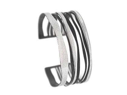 Maria Rzewuska SBA Armreif Silber oxidiert anthrazit – Armschmuck Armreif in schwarz und aus 925 Silber.