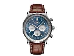 Breitling Navitimer B01 Chronograph 46 Edelstahl blaues Zifferblatt braunes Lederband – Herrenuhren Chronograph aus Edelstahl. Das Gehäuse ist rund und silber. Das Lederarmband Kroko / Alligator ist braun. Das Zifferblatt ist ein Index in blau.