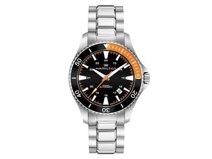 Herrenuhren Uhr mit Datum aus Edelstahl. Das Gehäuse ist rund und silber. Das Edelstahlarmband ist silber. Das Zifferblatt ist ein Index in schwarz.