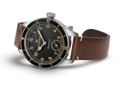 Hamilton Khaki Aviation Pilot Pioneer Mechanical Handaufzug Edelstahl 43mm schwarzes Zifferblatt braunes Lederband – Herrenuhren Uhr ohne Datum aus Edelstahl und Leder. Das Gehäuse ist rund und silber. Das Lederarmband ist braun. Das Zifferblatt ist arabisch und schwarz. – Ansicht 2