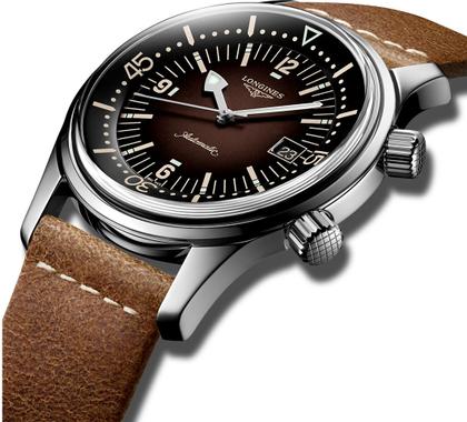 Longines Legend Diver Automatik Edelstahl 42mm braunes Zifferblatt braunes Lederband – Herrenuhren Uhr mit Datum aus Edelstahl. Das Gehäuse ist rund und silber. Das Lederarmband ist braun. Das Zifferblatt ist arabisch Index und braun. – Ansicht 3