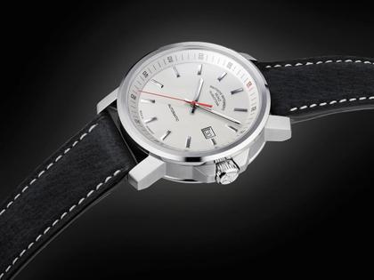 Mühle Glashütte 29er Big Automatik Edelstahl 42,4mm weißes Zifferblatt schwarzes Lederband – Herrenuhren Uhr mit Datum aus Edelstahl. Das Gehäuse ist rund und silber. Das Lederarmband ist schwarz. Das Zifferblatt ist ein Index in weiß. – Ansicht 3