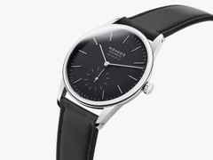 Nomos Glashütte Orion neomatik 39 New Black Automatik Edelstahl 39mm schwarzes Zifferblatt schwarzes Lederband Glasboden – Herrenuhren Uhr ohne Datum aus Edelstahl, Leder und rhodiniert. Das Gehäuse ist rund und silber. Das Lederarmband ist schwarz. Das Zifferblatt ist ein Index in schwarz. – Ansicht 4