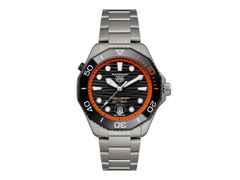 TAG Heuer Aquaracer Professional 500 Date Automatik Titan 42mm schwarzes Zifferblatt Metallband limitiert – Herrenuhren Uhr mit Datum aus Keramik und Titan. Das Gehäuse ist rund und silber. Das Titanarmband ist silber. Das Zifferblatt ist ein Index in schwarz.