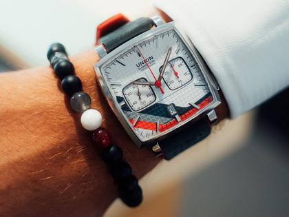 Union Glashütte Averin Chronograph Sachsen Classic 2026 Limited Edition Automatik Edelstahl 41mm graues Zifferblatt rotes Kautschukband und graues Lederband – Herrenuhren Chronograph aus Edelstahl, Kautschuk und Leder. Das Gehäuse ist quadratisch und silber. Das Lederarmband ist grau. Das Zifferblatt ist ein Index in grau. – Ansicht 11