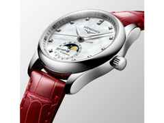 Longines Master Collection Automatik Edelstahl 34mm weißes Perlmutt-Zifferblatt mit Diamanten rotes Lederband – Damenuhren Uhr mit Datum aus Edelstahl und Leder. Das Gehäuse ist rund und silber. Das Lederarmband Kroko / Alligator ist rot. Das Zifferblatt ist ein Index in weiß. – Ansicht 4