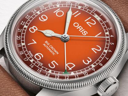 Oris Big Crown Pointer Date X Cervo Volante Automatik Edelstahl 40mm orangefarbenes Zifferblatt braunes Lederband – Herrenuhren Uhr mit Datum aus Edelstahl und Leder. Das Gehäuse ist rund und silber. Das Lederarmband ist braun. Das Zifferblatt ist arabisch und orange. – Ansicht 2