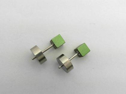 Apero Ohrstecker Würfel Aluminium 4mm Grün – Ohrschmuck Ohrstecker aus Aluminium.