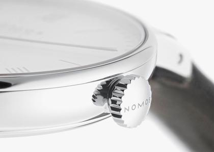 Nomos Glashütte Ludwig neomatik 36 Automatik Edelstahl weißes Zifferblatt Metallband – Damenuhren Uhr ohne Datum aus Edelstahl. Das Gehäuse ist rund und silber. Das Edelstahlarmband ist silber. Das Zifferblatt ist römisch Index und weiß. – Ansicht 2
