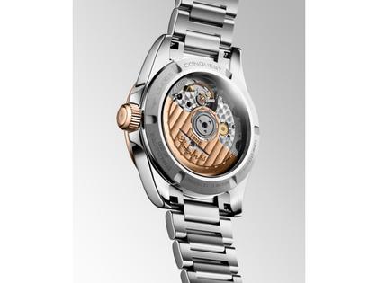 Longines Conquest Automatik Edelstahl 34mm grünes Zifferblatt Metallband – Damenuhren Uhr mit Datum aus 750 Rotgold und Edelstahl. Das Gehäuse ist rund und silber. Das Edelstahlarmband ist silber. Das Zifferblatt ist ein Index in grün. – Ansicht 3