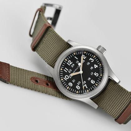Hamilton Khaki Field Mechanical Handaufzug Edelstahl 38mm schwarzes Zifferblatt olivgrünes Textilband – Herrenuhren Uhr ohne Datum aus Edelstahl. Das Gehäuse ist rund und silber. Das Textilarmband ist grün. Das Zifferblatt ist arabisch und schwarz. – Ansicht 4