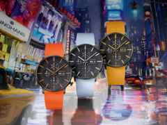 Junghans FORM A Chronoscope Automatik Edelstahl PVD-Schwarz 42mm schwarzes Zifferblatt orangenes Lederband – Herrenuhren Chronograph aus Edelstahl, Leder und PVD beschichtet. Das Gehäuse ist rund und schwarz. Das Lederarmband ist orange. Das Zifferblatt ist ein Index in schwarz. – Ansicht 3