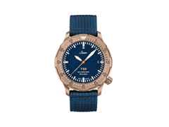 Sinn Spezialuhren T50 GOLDBRONZE B Limited Edition Automatik Bronze 41mm blaues Zifferblatt blaues Textilband – Herrenuhren Uhr mit Datum aus Bronze und Titan. Das Gehäuse ist rund und bronze. Das Textilarmband ist blau. Das Zifferblatt ist ein Index in blau.