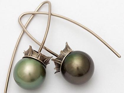Wagebundt Joachim Bartz Ohrhänger Beere Weißgold mit Tahitiperlen – Ohrschmuck Ohrhänger aus 585 Weißgold.