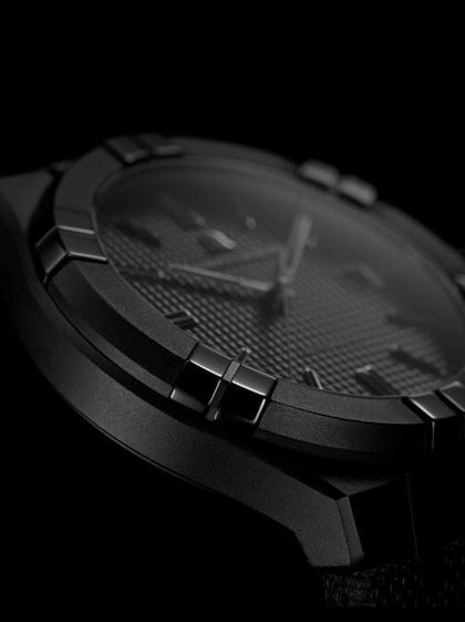 Maurice Lacroix Aikon Automatik Edelstahl Schwarz-PVD 42mm schwarzes Zifferblatt schwarzes Lederband – Herrenuhren Uhr mit Datum aus Edelstahl und PVD beschichtet. Das Gehäuse ist rund und schwarz. Das Lederarmband ist schwarz. Das Zifferblatt ist ein Index in schwarz. – Ansicht 3