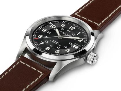 Hamilton Khaki Field Auto Edelstahl 38mm schwarzes Zifferblatt braunes Lederband – Herrenuhren Uhr mit Datum aus Edelstahl. Das Gehäuse ist rund und silber. Das Lederarmband ist braun. Das Zifferblatt ist arabisch Index und schwarz. – Ansicht 4