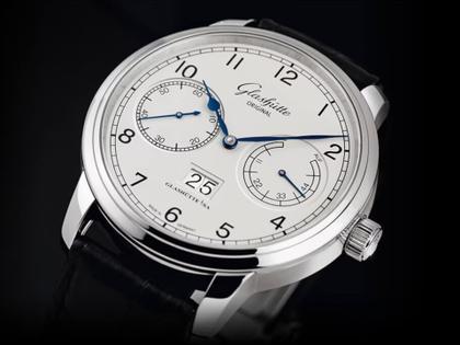 Glashütte Original Senator Observer Automatik Edelstahl 44mm silbernes Zifferblatt schwarzes Alligatorlederband – Herrenuhren Uhr mit Datum aus Edelstahl. Das Gehäuse ist rund und silber. Das Lederarmband Kroko / Alligator ist schwarz. Das Zifferblatt ist arabisch und silber. – Ansicht 2