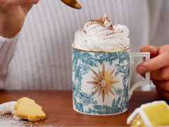Meissen MUG Collection Henkelbecher "Meissen Christmas Star" blau – Porzellanwaren Tafelporzellan in weiß und aus Porzellan und vergoldet. – Ansicht 5