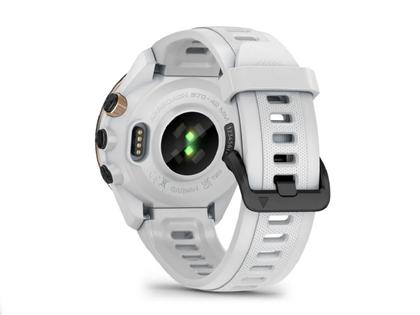 Garmin Approach S70 Smartwatch Kunststoff 42mm digitale Anzeige weißes Silikonband – Herrenuhren Uhr Multifunktion aus Keramik und Kunststoff. Das Gehäuse ist rund und grau. Das Kautschuk / Kunststoff / Silikon Armband ist weiß. Das Zifferblatt ist digital und schwarz. – Ansicht 6